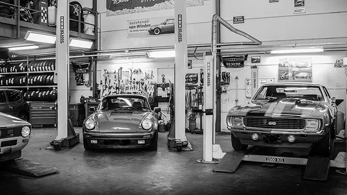 Garage de Dijk zwart wit met Porsche klassieker op de brug
