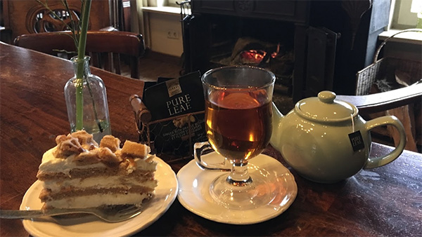 Gezellige landelijke tafel met heerlijk kopje thee bij Koffiepunt40