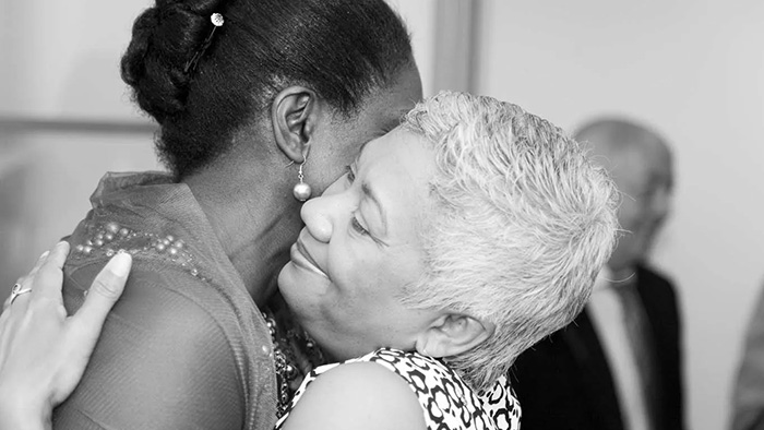 Bruidsfotografie van Roella met moeder en dochter close up omhelzing